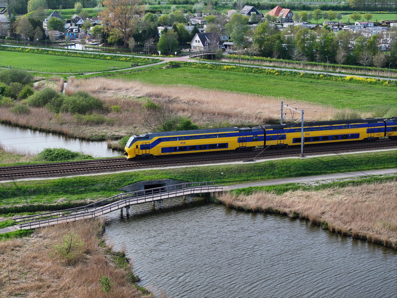 111006 Vliegmiddag Scharwoude IJsselmeerdijk bij De Hulk zaterdag 19 april 2025