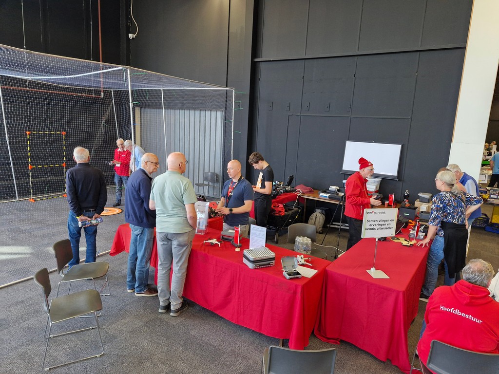 mensen aan de HCC!drones tafels op de HCC!kennisdag te Houten