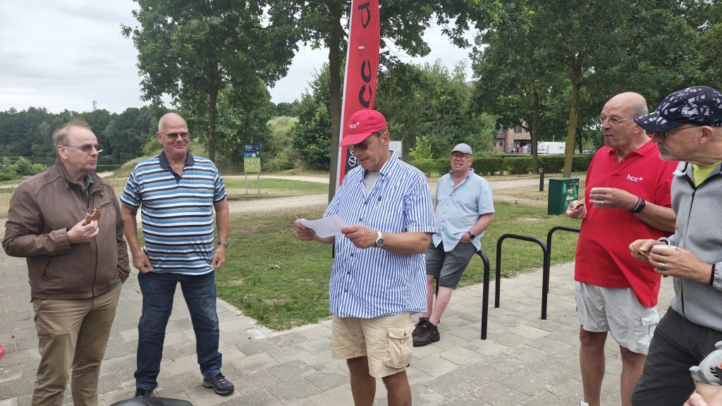 groepje drone vliegers luisteren naar uitleg