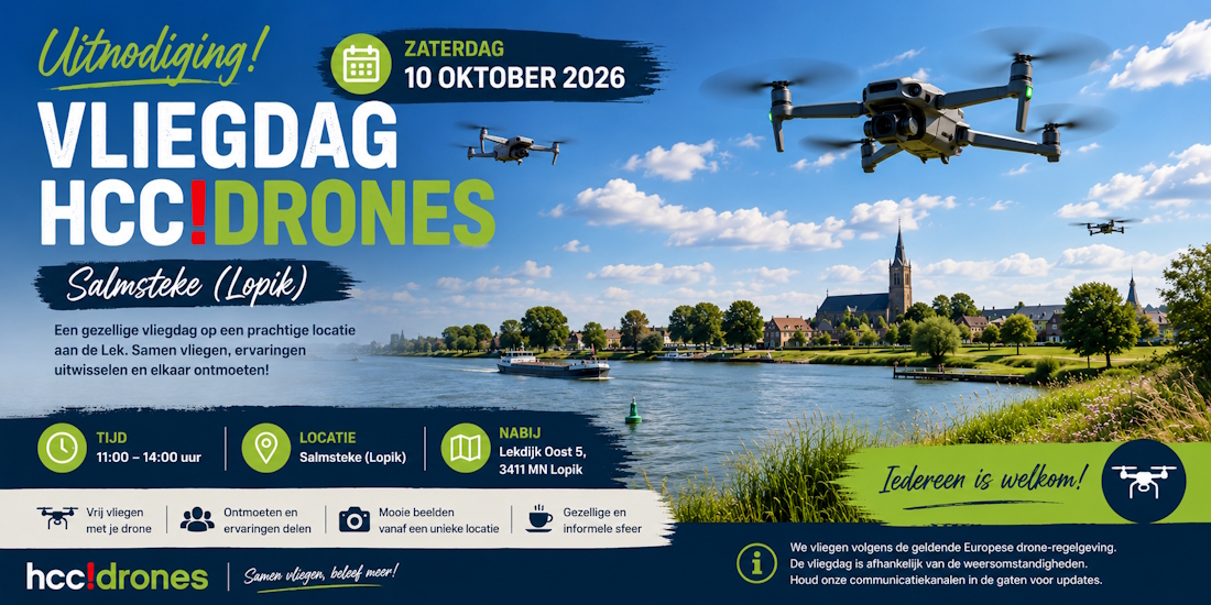 Een brede promotiebanner voor een vliegdag van HCC!drones aan de rivier de Lek bij Salmsteke in Lopik. Op de achtergrond is een zonnig Hollands rivierlandschap te zien met een blauwe lucht vol witte wolken. Langs de rivier liggen groene oevers, bomen en een dorp met een opvallende kerk. Op het water vaart een binnenvaartschip.  Boven het landschap vliegen meerdere moderne drones, waarvan één grote drone prominent op de voorgrond rechtsboven zichtbaar is. Links op de banner staat in grote witte en groene letters de tekst: "Uitnodiging! Vliegdag HCC!drones". Daaronder staat de locatie "Salmsteke (Lopik)".  Bovenaan is een kalendericoon geplaatst met de datum zaterdag 10 oktober 2026. Onderaan de banner staan de evenementgegevens: tijd 11:00 – 14:00 uur, locatie Salmsteke (Lopik) en nabij Lekdijk Oost 5, 3411 MN Lopik.  Daarnaast worden met pictogrammen verschillende activiteiten weergegeven, zoals vrij vliegen met je drone, ervaringen uitwisselen, fotografie vanuit de lucht en een gezellige informele sfeer. Rechtsonder staat in een groene balk de uitnodigende tekst: "Iedereen is welkom!". Onderaan is het logo van HCC!drones zichtbaar.