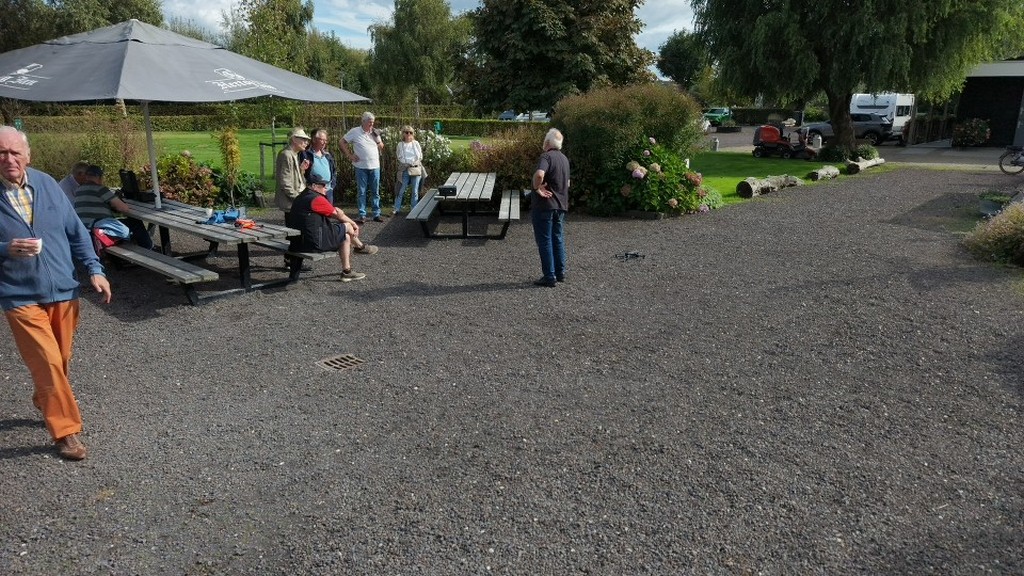 dronevliegers op het terras van de camping