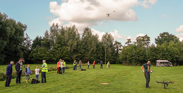 geen foto beschikbaar, drone in de lucht bij zons ondergang