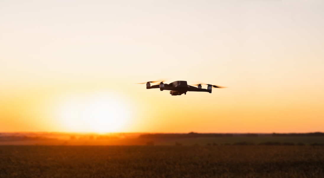 Drone met op de achtergrond de zon